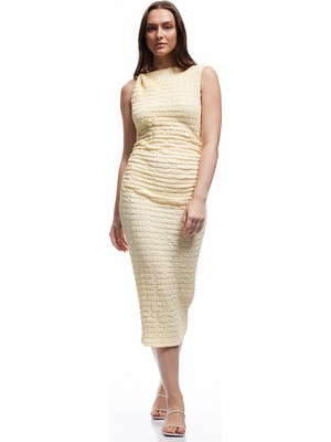 Koton Aksesuar Detaylı Dokulu Slim Fit Bisiklet Yaka Kolsuz Midi Boy Kalem Elbise