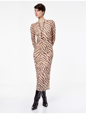 Koton Slim Fit Yırtmaçlı Uzun Kollu Bisiklet Yaka Zebra Desenli Drapeli Elbise