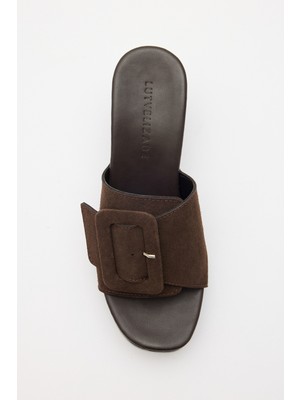 Lutvelizade Topuklu 2619 - Büyük Tokalı ve Zımba Detaylı Acı Kahve Süet Kadın Topuklu