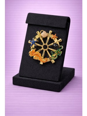 Mdm Style Denizci Dümeni Figürlü Renkli Taşlı Broş – Deniz, Yaz ve Marin Temalı Şık Tasarım
