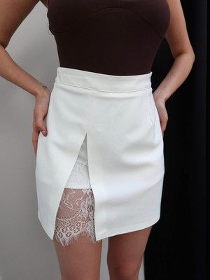 Esra Helvacı Dantel Yırtmaçlı Mini Şortlu Etek