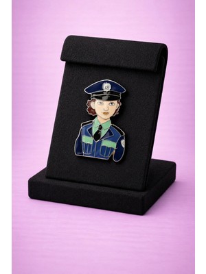 Mdm Style 👮‍♀️ Kadın Polis Figürlü Broş – Eğlenceli ve Şık Rozet Tasarım