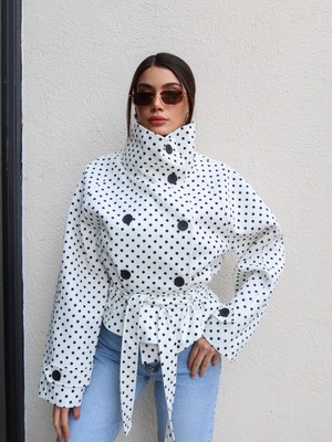 Esra Helvacı Puantiyeli Dik Yaka Kuşaklı Kısa Trench