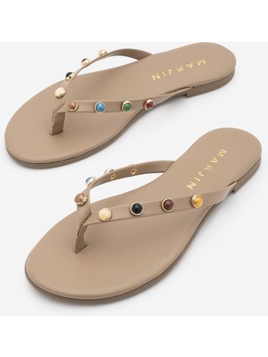 Marjin Kadın Parmak Arası Yuvarlak Burun Renkli Taşlı Günlük Terlik Selvera Vizon