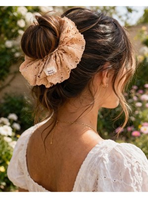 Handmade Betty Bands Dantel Scrunchie – Şık Büyük Boy Saç Tokası | Nude / Bej Romantik Seri