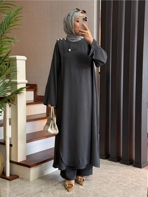 Esra Butik Aerobin Kumaş Düğme Detaylı Uzun Tunik Pantolonlu Tesettür Takım – Rahat Kesim Şık Günlük Kombin