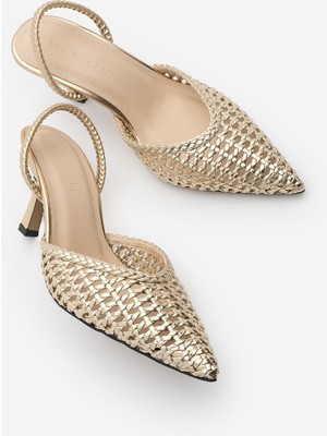 Marjin Kadın Stiletto Sivri Burun El Örgüsü Arkadan Lastikli Klasik Topuklu Ayakkabı Arfes Altın