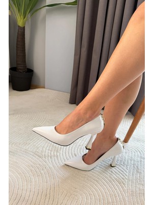 Preshley Kadın Tella Beyaz Rugan Sivri Burun Arkası Tokalı  Topuklu Ayakkabı