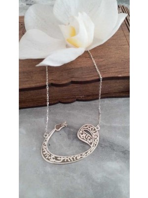 PremiumPort Parlak Gümüş Vav Tasarımı, Şıklığınızı Tamamlar, Zarif ve Modern Takı