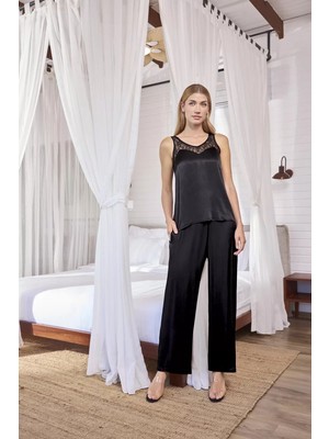 bebekokusu Viskon Dantelli ve Dekolteli Saten Pijama Takımı