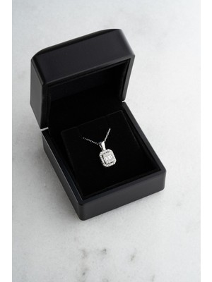 PremiumPort Işıklı Gümüş Rodyumlu Baget Taşlı Tek Kolye, Zarif ve Şık Tasarım