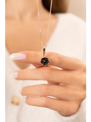 PremiumPort Siyah Taşlı 925 Ayar Gümüş Çiçek Motifli Kadın Kolye