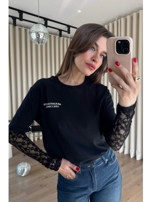 Sue Store Siyah Yazı Baskılı Kolları Dantelli Bluz