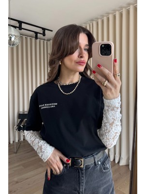 Sue Store Siyah Yazı Baskılı Kolları Beyaz Dantelli Bluz