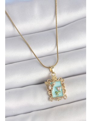 Youday Accessories 316L Çelik Gold Renk Zincir Mavi Mineli Çiçek Işlemeli Zirkon Taşlı Kelebek Detay Portre Model Kadın Kolye