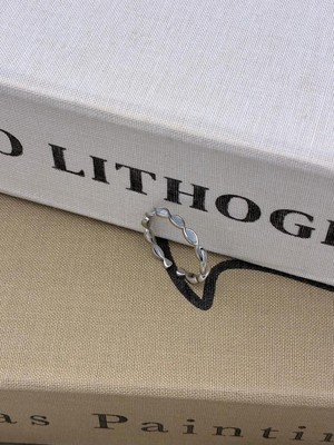 Hedef Bijuteri Gümüş Renk Beyaz Sedefli Ince Burgu Detaylı Ayarlanabilir Minimal Pirinç Yüzük