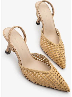 Marjin Kadın Stiletto Sivri Burun El Örgüsü Arkadan Lastikli Klasik Topuklu Ayakkabı Arfes Camel