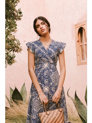 Armonika Kadın Lacivert-Beyaz Kruvaze Yaka Omuzu Fırfır Detaylı Beli Lastikli Midi Boy Elbise ARM-24Y001020