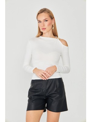 Vesantia Kadın Ekru Tek Omuz Toka Detaylı Asimetrik Uzun Kollu Bluz