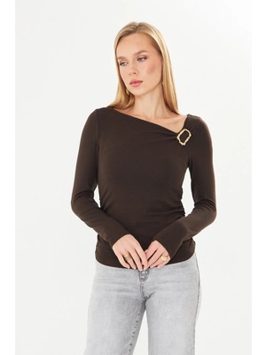 Vesantia Kadın Acı Kahve Asimetrik Yaka Gold Tokalı Bluz