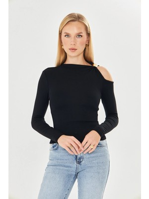 Vesantia Kadın Siyah Tek Omuz Toka Detaylı Asimetrik Uzun Kollu Bluz