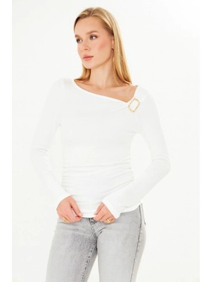 Vesantia Kadın Ekru Asimetrik Yaka Gold Tokalı Bluz