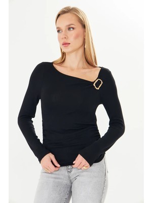 Vesantia Kadın Siyah Asimetrik Yaka Gold Tokalı Bluz