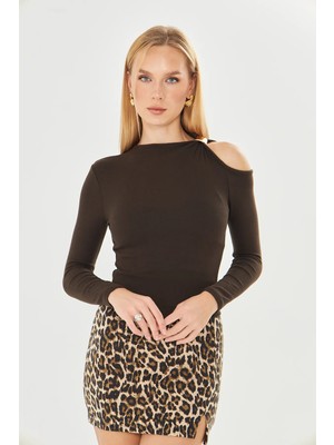 Vesantia Kadın Acı Kahve Tek Omuz Toka Detaylı Asimetrik Uzun Kollu Bluz