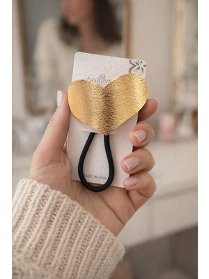 Bymiel Kalp Detaylı Gold Metal Tokalı Saç Lastiği – Şık Günlük Kullanım