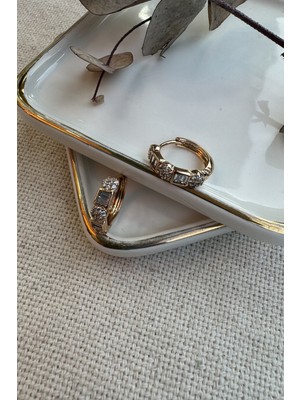 PremiumPort Parlak Çiçek Taşlı Yuvarlak Çelik Küpe, Şık ve Zarif Takı