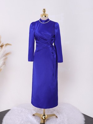 Moda Morfo Yandan Pileli ve Bağlama Detaylı Yakası Taşlı Saten Elbise -Saks