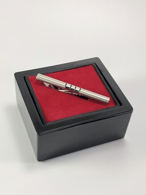 Pierroni Kutulu Kravat İğnesi Şık Tasarım Kadınlar İçin Metal Aksesuar