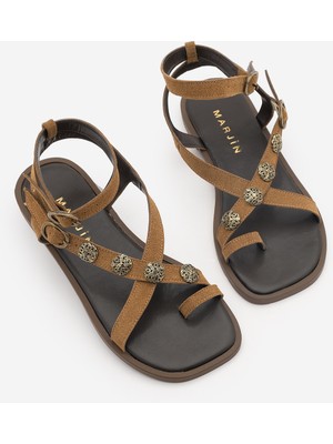 Marjin Kadın Parmak Arası Çapraz Bantlı Bilekten Bağlamalı Tokalı Günlük Sandalet Solveta Taba Süet