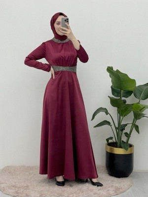 Moda Morfo Yakası ve Beli Taş Detaylı Saten Abiye -Bordo