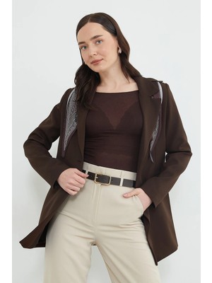 FullaModa Fular Detaylı Omuz Vatkalı Blazer Ceket
