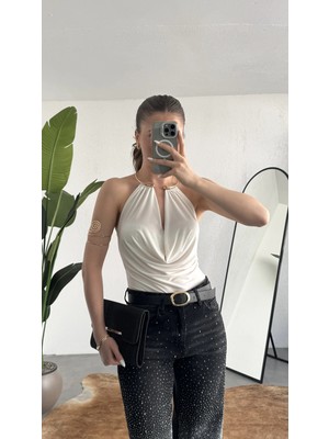 Asfa Moda Kadın Beyaz Gold Boyun Gold Aksesuarlı Drapeli Sırt Dekolteki Şık Candy Bodysuit Bluz