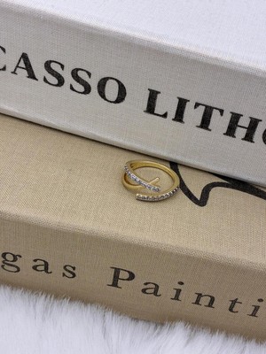 Hedef Bijuteri Gold Renk Zirkon Taşlı Ince Çapraz Geçişli Özel Seri Ayarlanabilir Pirinç Yüzük T3