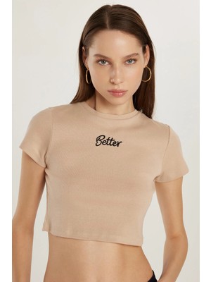 Tudors Kadın Slim Fit Dar Kesim %100 Pamuk Bisiklet Yaka Baskılı Bej Crop Tişört