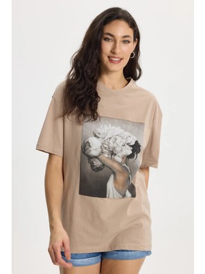 Tudors Kadın Oversize Geniş Kesim %100 Pamuk Bisiklet Yaka Kısa Kollu Baskılı Bej Tişört