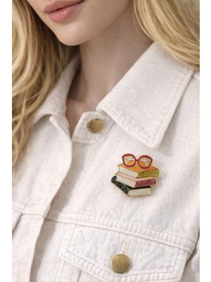 Uğurlu Dükkan Renkli Üç Kitap ve Kırmızı Gözlük Iğneli Broş