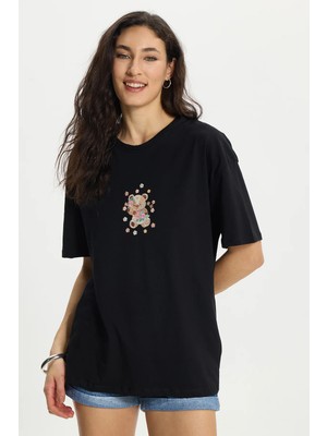 Tudors Kadın Oversize Geniş Kesim %100 Pamuk Bisiklet Yaka Baskılı Siyah Tişört 