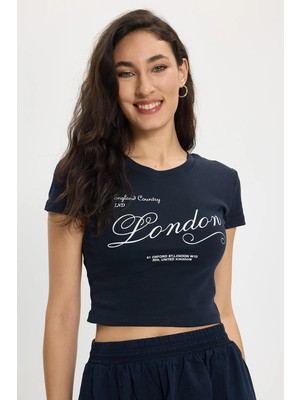 Tudors Kadın Slim Fit Dar Kesim %100 Pamuk Bisiklet Yaka Kısa Kollu Baskılı Lacivert Crop Tişört