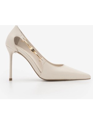 Marjin Kadın Stiletto Sivri Burun Yandan Altın Tokalı Ince Klasik Topuklu Ayakkabı Likose Ekru