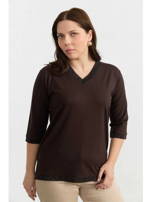 Selen Büyük Beden Desenli Ribanalı V Yaka Penye Bluz  /  Kahve