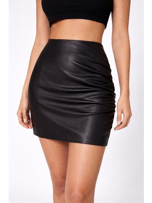 Basics & More Basics&more Kadın Siyah Suni Deri Mini Etek – Vücuda Oturan, Şık ve Modern Tasarım