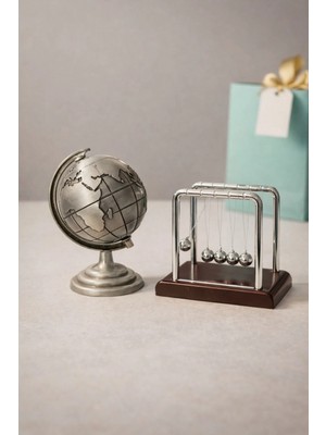 Pileli Store 2'li Set Gri Metal Dünya Küresi ve Küçük Denge Topu – Masaüstü Süs Ofis ve Ev Dekoru Hediyesi