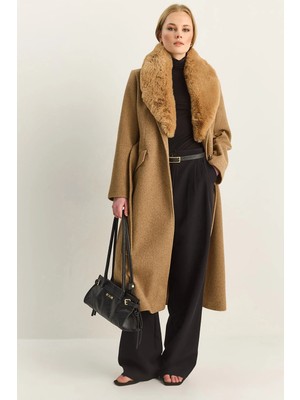 Shade Kadın Seyyar Suni Kürk Yaka Kuşaklı Astarlı Cep Detaylı Uzun Kaşe Kaban