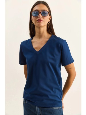Shade Kadın %100 Organik Pamuk Derin V Yakalı Comfort Fit T-Shirt