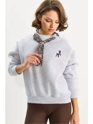 Shade Kadın Fular Detaylı Ceylan Nakışlı Üç Iplik Şardonlu Oversize Sweatshirt