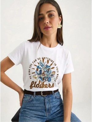 Shade Kadın Kabartma Çiçek Aplikeli Yazı Baskılı Basic T-Shirt